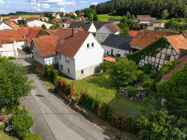 Immobilie in Seßlach - Renoviertes Wohnhaus mit großer Scheune und Garten in ländlicher Lage in kleinem Seßlacher Ortsteil - Bild 1