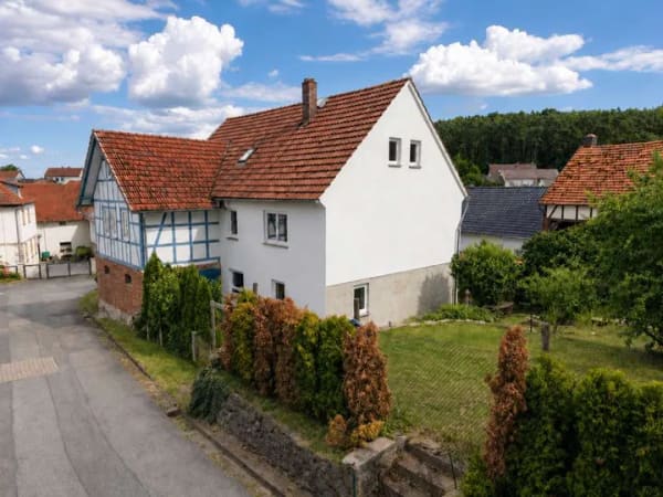 Immobilie in Seßlach - Renoviertes Wohnhaus mit großer Scheune und Garten in ländlicher Lage in kleinem Seßlacher Ortsteil - Bild 2