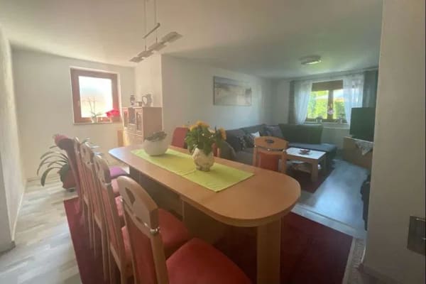 Immobilie in Lauf an der Pegnitz -  Einfamilienhaus mit 5 Zimmern und XXL-Stauraum in Schönberg  - Bild 2