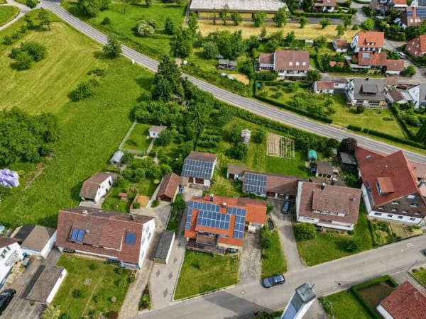 Immobilie in Bondorf - Zweifamilienhaus mit 1.596 m² Grundstück, Nebengebäuden, Photovoltaik und großem Potenzial - Bild 1