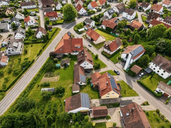 Immobilie in Bondorf - Zweifamilienhaus mit 1.596 m² Grundstück, Nebengebäuden, Photovoltaik und großem Potenzial - Bild 2