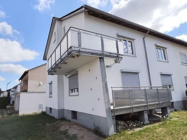 Immobilie in Kornwestheim - Doppelhaushälfte mit zwei 3-Zi.Wohnungen, Garage und Ausbaupotenzial - Bild 0