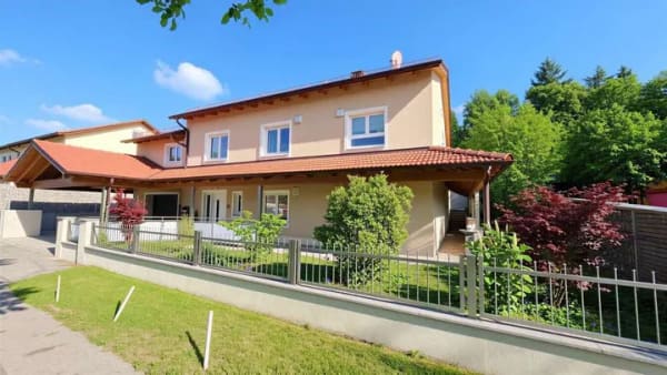 Immobilie in Obertraubling - Grosszügiges Wohnen.  Aussergewöhnliche  Energieeffizienz.  Flexible Möglichkeiten. - Bild 0