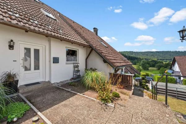 Immobilie in Seewald - Modernisiertes Reihenmittelhaus in Seewald-Erzgrube mit Balkon, Terrasse und Kamin - Bild 1
