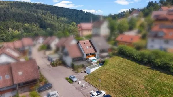 Immobilie in Seewald - Modernisiertes Reihenmittelhaus in Seewald-Erzgrube mit Balkon, Terrasse und Kamin - Bild 2