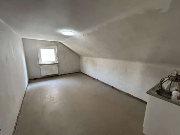 Immobilie in Lonsee -  3-Zimmer-Dachgeschosswohnung mit Gestaltungspotenzial und Außenstellplatz - Bild 1