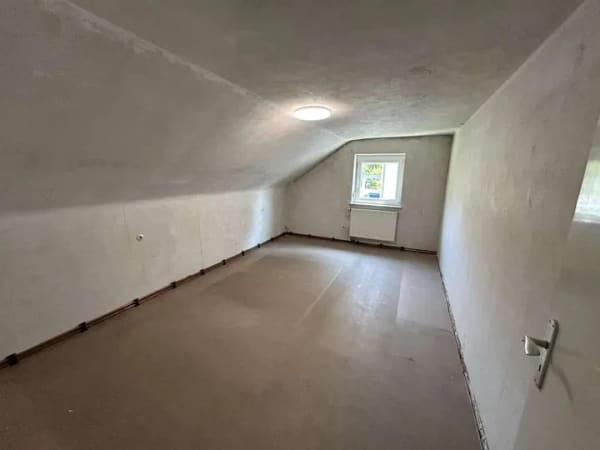 Immobilie in Lonsee -  3-Zimmer-Dachgeschosswohnung mit Gestaltungspotenzial und Außenstellplatz - Bild 2