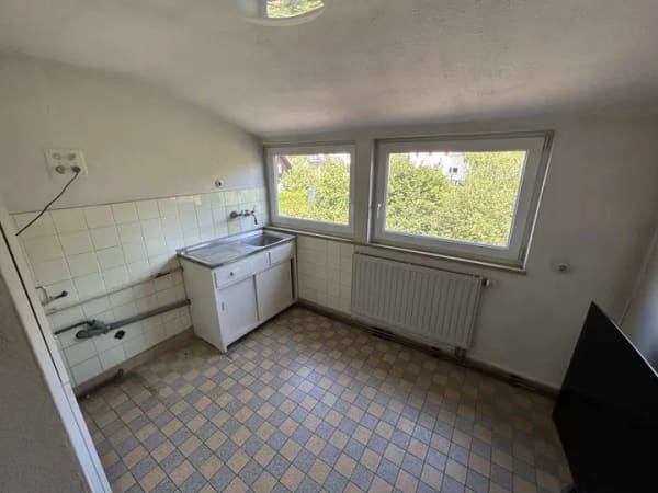 Immobilie in Lonsee -  3-Zimmer-Dachgeschosswohnung mit Gestaltungspotenzial und Außenstellplatz - Bild 3