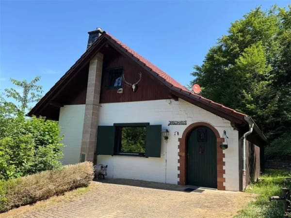 Immobilie in Burgwald - Ehemaliges Jagdhaus in Bottendorf plus Doppel-Garage u. Abstell-Hütte. - Bild 1