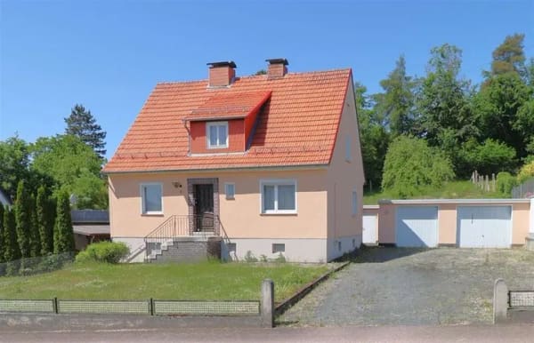 Immobilie in Meißner - Wohnen auf einer Ebene – Gemütliches Einfamilienhaus mit Garagen und großem Grundstück - Bild 0
