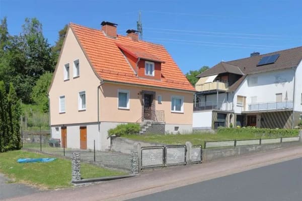 Immobilie in Meißner - Wohnen auf einer Ebene – Gemütliches Einfamilienhaus mit Garagen und großem Grundstück - Bild 1