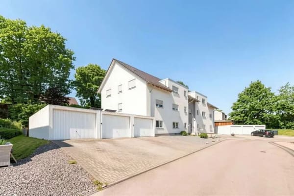 Immobilie in Pluwig - Pluwig: Moderne und energieeffiziente Eigentumswohnung mit Balkon, Garage & eigenem Gartenabschnitt - Bild 1