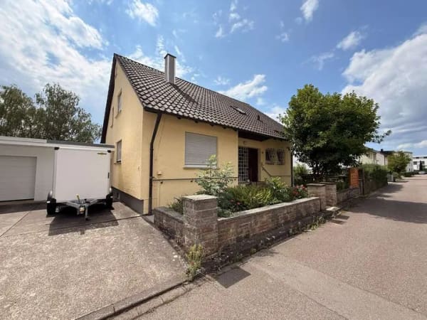 Immobilie in Löchgau - Viel Platz für Ihre Wohnträume – freistehendes Familienhaus mit großem Garten - Bild 0