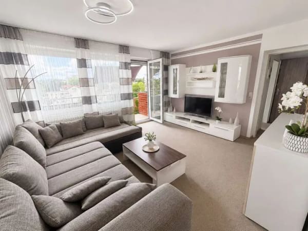 Immobilie in Traunreut - Vermietete 2-Zimmer-Wohnung mit Weitblick, Aufzug und Balkon - Kapitalanlage in Traunreut - Bild 0