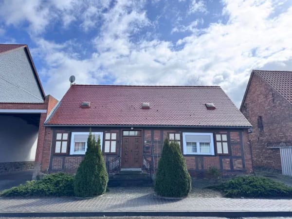Immobilie in Tangerhütte - Einfamilienhaus mit Potenzial in Bellingen bei Tangerhütte – Großes Grundstück mit einer gut bestückten  Schmiede - Bild 3