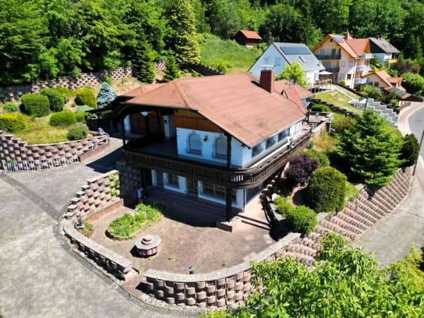 Immobilie in Schöllkrippen - Beeindruckende Liegenschaft mit Chalet-Charakter, 
direkter Waldrandlage und herrlichem Fernblick - Bild 1