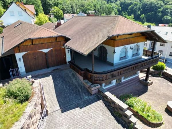 Immobilie in Schöllkrippen - Beeindruckende Liegenschaft mit Chalet-Charakter, 
direkter Waldrandlage und herrlichem Fernblick - Bild 2