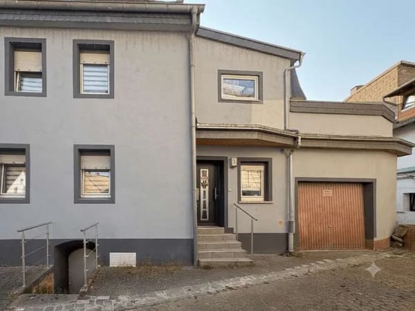 Immobilie in Wolfstein - Gepflegtes und modernisiertes Einfamilienhaus mit Terrasse, Garage und Garten – derzeit vermietet - Bild 0