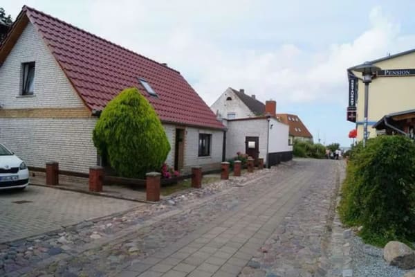 Immobilie in Wiek - Handwerkerobjekt, Ihr Rückzugsort am Meer – altes Kapitänshaus mit Charme in Wiek auf Rügen - Bild 1