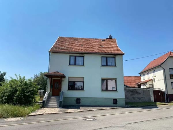 Immobilie in Sondershausen - Einfamilienhaus in Schernberg mit großem Garten, Garage und Nebengelass - Bild 0