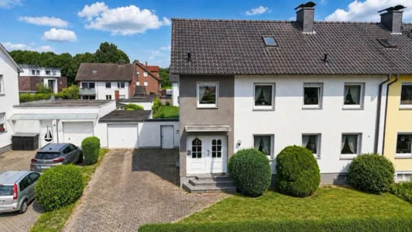 Immobilie in Rheda-Wiedenbrück - Zwei Wohnebenen, viele Möglichkeiten
*4307 G Zweifamilienhaus in Rheda - Bild 0