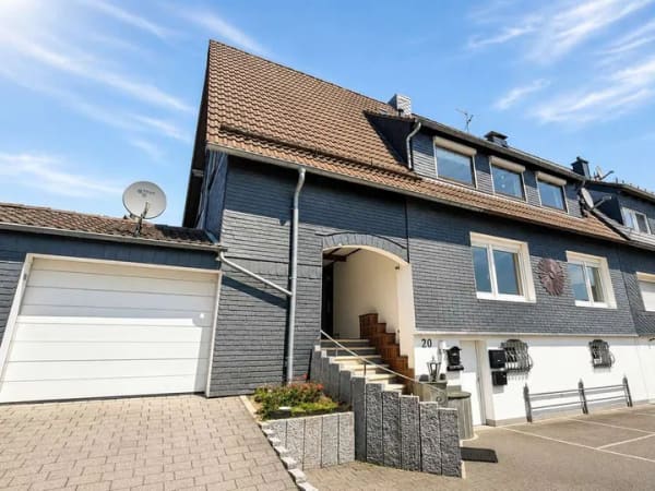 Immobilie in Wermelskirchen - Mehrgenerationenhaus mit 3 Einheiten, Balkon, Terrasse, Garten & Garage im beliebten Stadtteil Dhünn - Bild 0