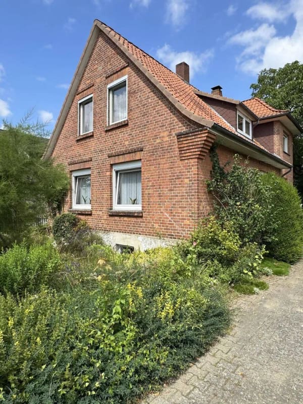 Immobilie in Ebstorf - Ebstorf: Solides Wohnhaus in ruhiger Lage mit großzügigem Grundstück - Bild 0