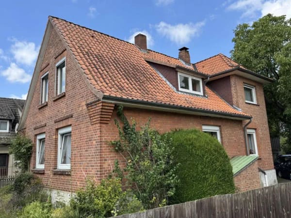Immobilie in Ebstorf - Ebstorf: Solides Wohnhaus in ruhiger Lage mit großzügigem Grundstück - Bild 1