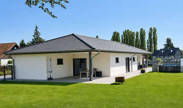 Immobilie in Neukirchen/Pleiße - EXKLUSIVER BUNGALOW AUF EINEM PARKÄHNLICHEN GRUNDSTÜCK - Bild 0
