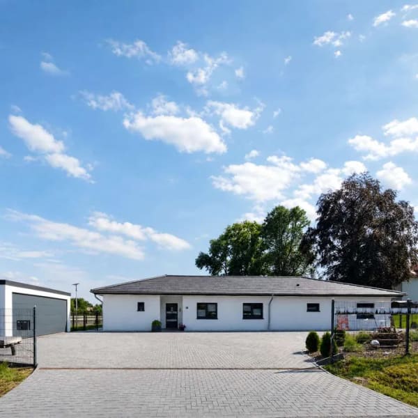 Immobilie in Neukirchen/Pleiße - EXKLUSIVER BUNGALOW AUF EINEM PARKÄHNLICHEN GRUNDSTÜCK - Bild 1