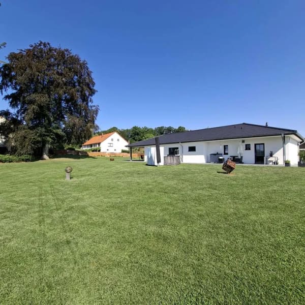 Immobilie in Neukirchen/Pleiße - EXKLUSIVER BUNGALOW AUF EINEM PARKÄHNLICHEN GRUNDSTÜCK - Bild 2