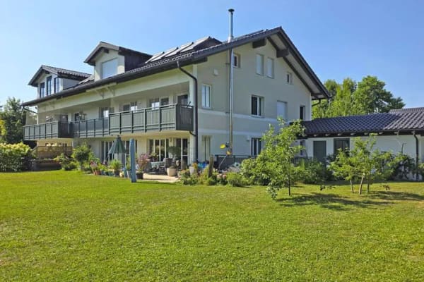 Immobilie in Breitbrunn am Chiemsee - Breitbrunn am Chiemsee-Lichtverwöhnte 5-Zimmer-Maisonette mit 3 Bädern, Sauna, 796 m² Garten - Bild 0