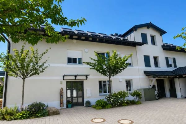 Immobilie in Breitbrunn am Chiemsee - Breitbrunn am Chiemsee-Lichtverwöhnte 5-Zimmer-Maisonette mit 3 Bädern, Sauna, 796 m² Garten - Bild 1