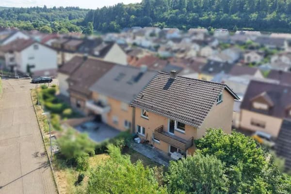 Immobilie in Kämpfelbach - Sanierungsobjekt mit Perspektive – Doppelhaushälfte in gefragter Wohnlage - Bild 1