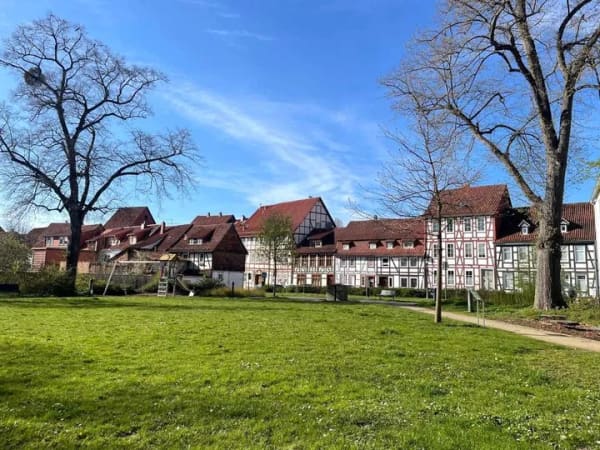 Immobilie in Duderstadt - Modernisiertes Haus mit Anbau und zwei Garagen in ruhiger Innenstadtlage gegenüber des Stadtparks ! - Bild 0
