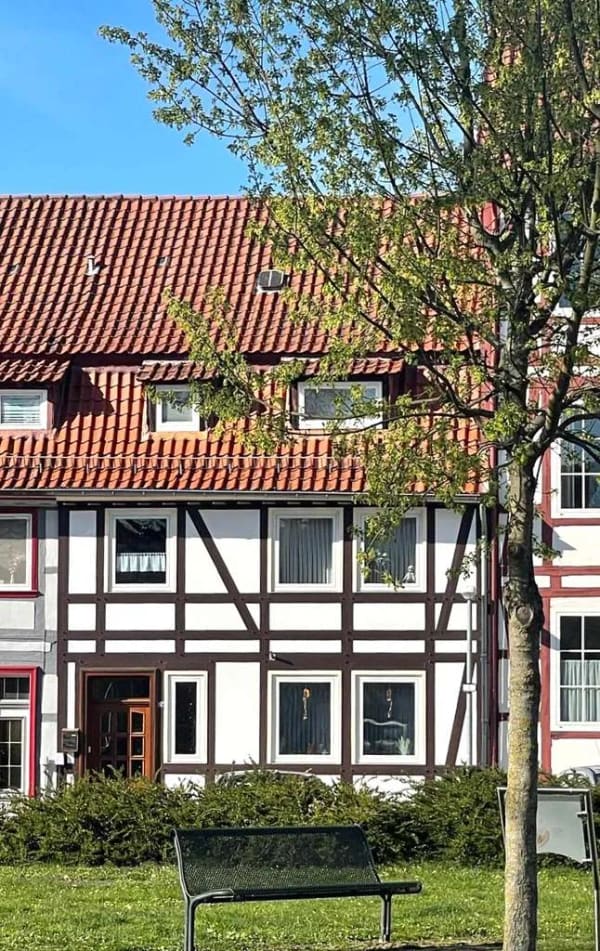 Immobilie in Duderstadt - Modernisiertes Haus mit Anbau und zwei Garagen in ruhiger Innenstadtlage gegenüber des Stadtparks ! - Bild 1