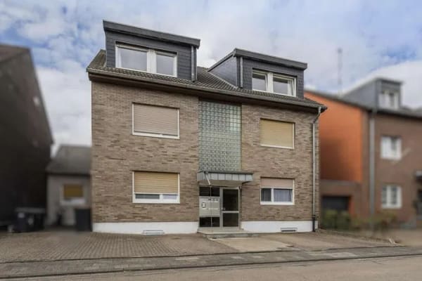 Immobilie in Elsdorf - Helle Souterrainwohnung mit großzügiger Terrasse – Wohnkomfort im ruhigen Elsdorfer Viertel - Bild 1
