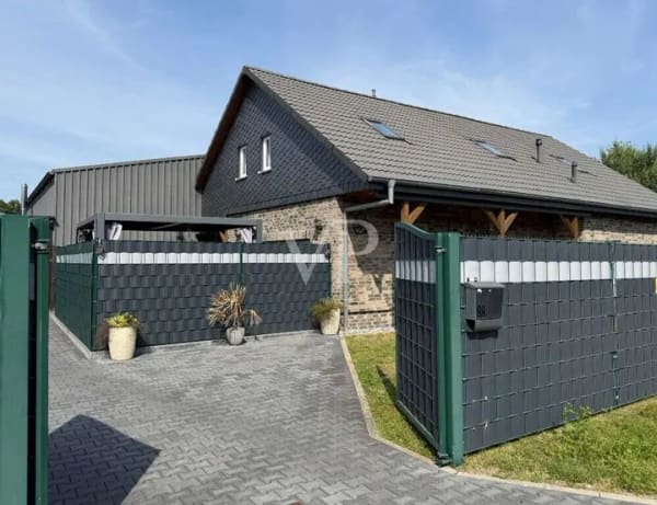 Immobilie in Adelheidsdorf - **Modernes Einfamilienhaus mit Einliegerwohnung und Warmhalle in Adelheidsdorf** - Bild 0