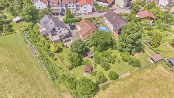 Immobilie in Wiesenbach - MFH mit weitläufigem Garten, Naturblick und Urlaubsgefühlen - ideal für Eigennutzer & Kapitalanleger - Bild 1