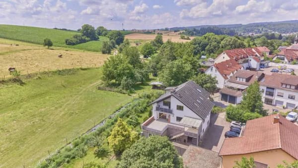 Immobilie in Wiesenbach - MFH mit weitläufigem Garten, Naturblick und Urlaubsgefühlen - ideal für Eigennutzer & Kapitalanleger - Bild 2