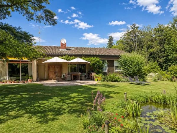 Immobilie in Ravensburg - Traumgrundstück trifft Potenzial – Freistehender Bungalow mit ELW auf 1.360 m² großem Naturparadies - Bild 1