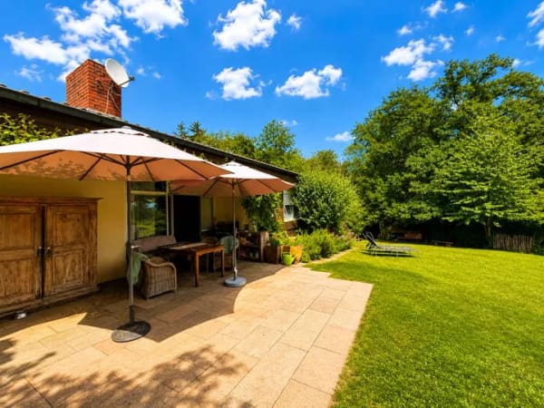 Immobilie in Ravensburg - Traumgrundstück trifft Potenzial – Freistehender Bungalow mit ELW auf 1.360 m² großem Naturparadies - Bild 4