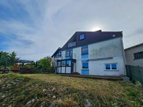Immobilie in Hümmerich - Wohnhaus mit 3 Wohneinheiten + Garage in wunderschöner Ortsrand-Aussichtslage. - Bild 1