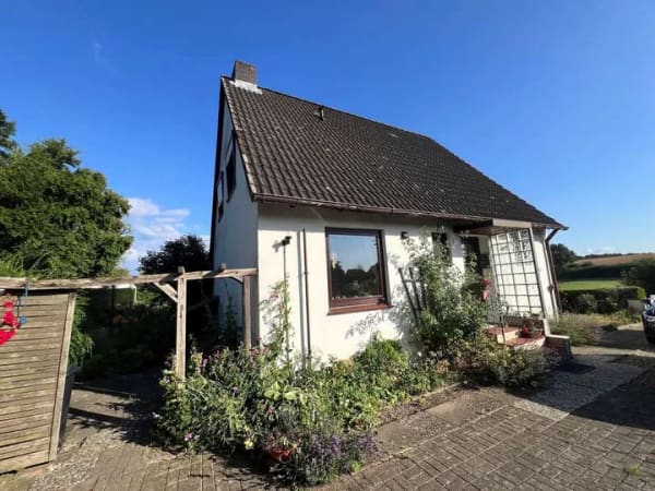 Immobilie in Bosau - Einfamilienhaus mit großem Nebengebäude  - Bild 0
