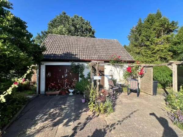 Immobilie in Bosau - Einfamilienhaus mit großem Nebengebäude  - Bild 1