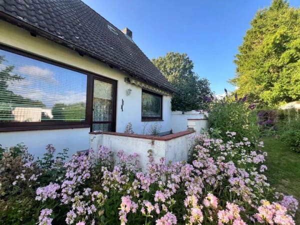 Immobilie in Bosau - Einfamilienhaus mit großem Nebengebäude  - Bild 2