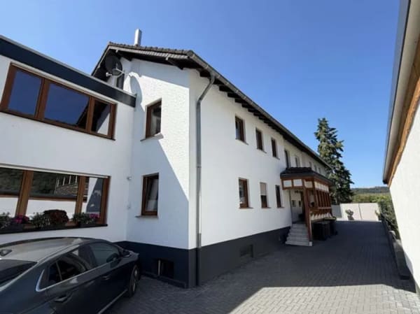 Immobilie in Schleiden - Geräumige, helle Eigentumswohnung (~ 90 m²) mit großer Dachterrasse, Balkon, Lagerräumen & Garage - Bild 2