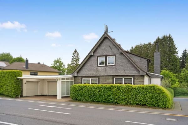 Immobilie in Simmerath - Freistehendes Einfamilienhaus mit 2 Garagen & Carport, Garten, Kamin und Sauna - Bild 0