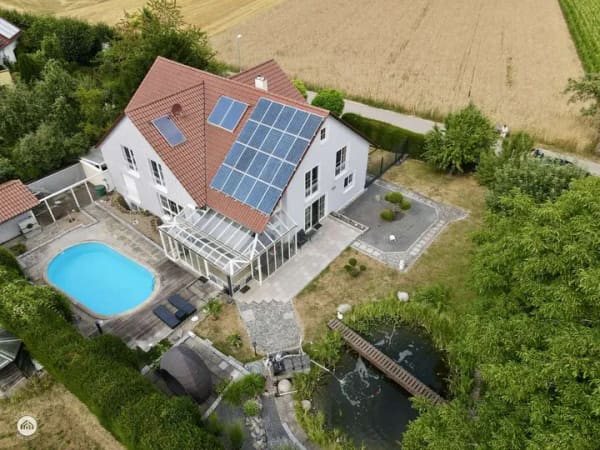 Immobilie in Bibertal - Wohnen, wo andere Urlaub machen – Traumhaus mit Pool & Teich - Bild 1