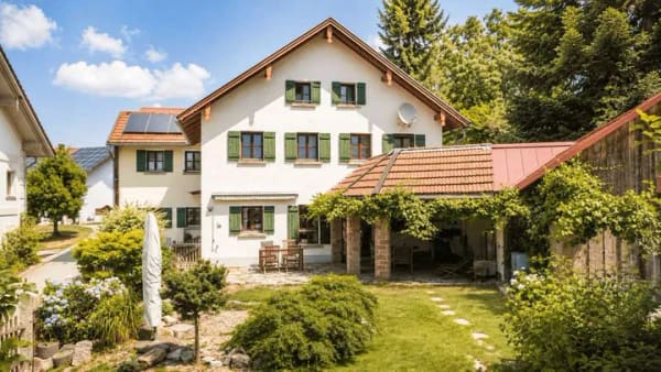 Immobilie in Hutthurm - Mediterranes Landhaus mit Toskana-Flair – kernsaniert, große Scheune, PV & Traumgarten - Bild 1